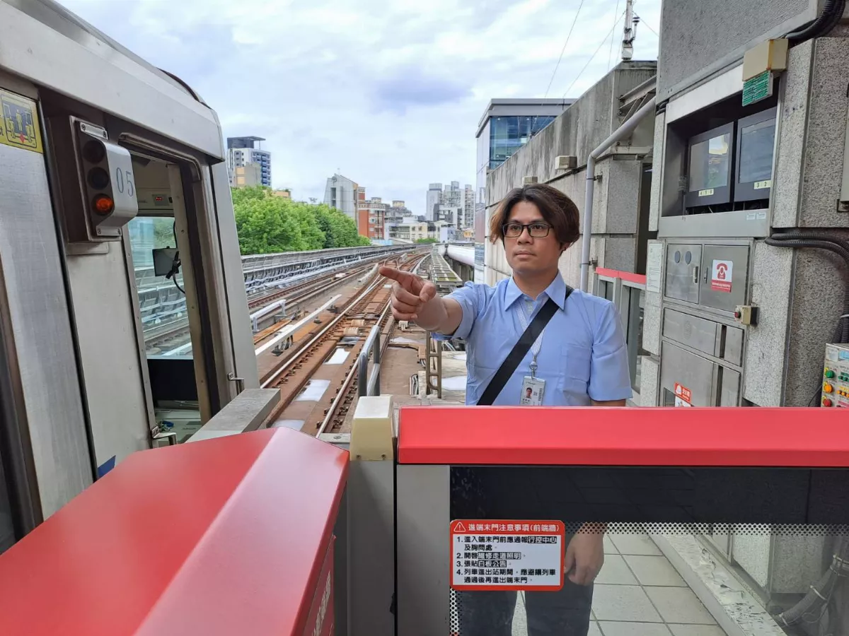 捷運專員巡車廂撿到150萬 失主激動領回
