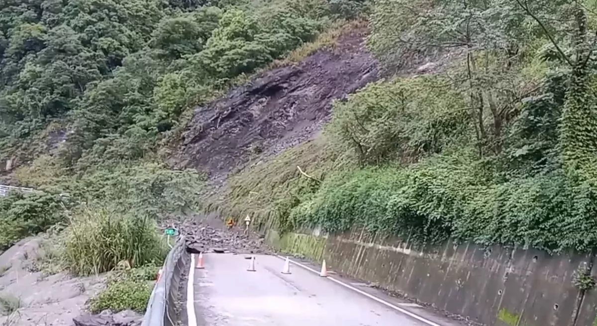 南橫台20馬舒花兒路段坍方　落石清理搶通中