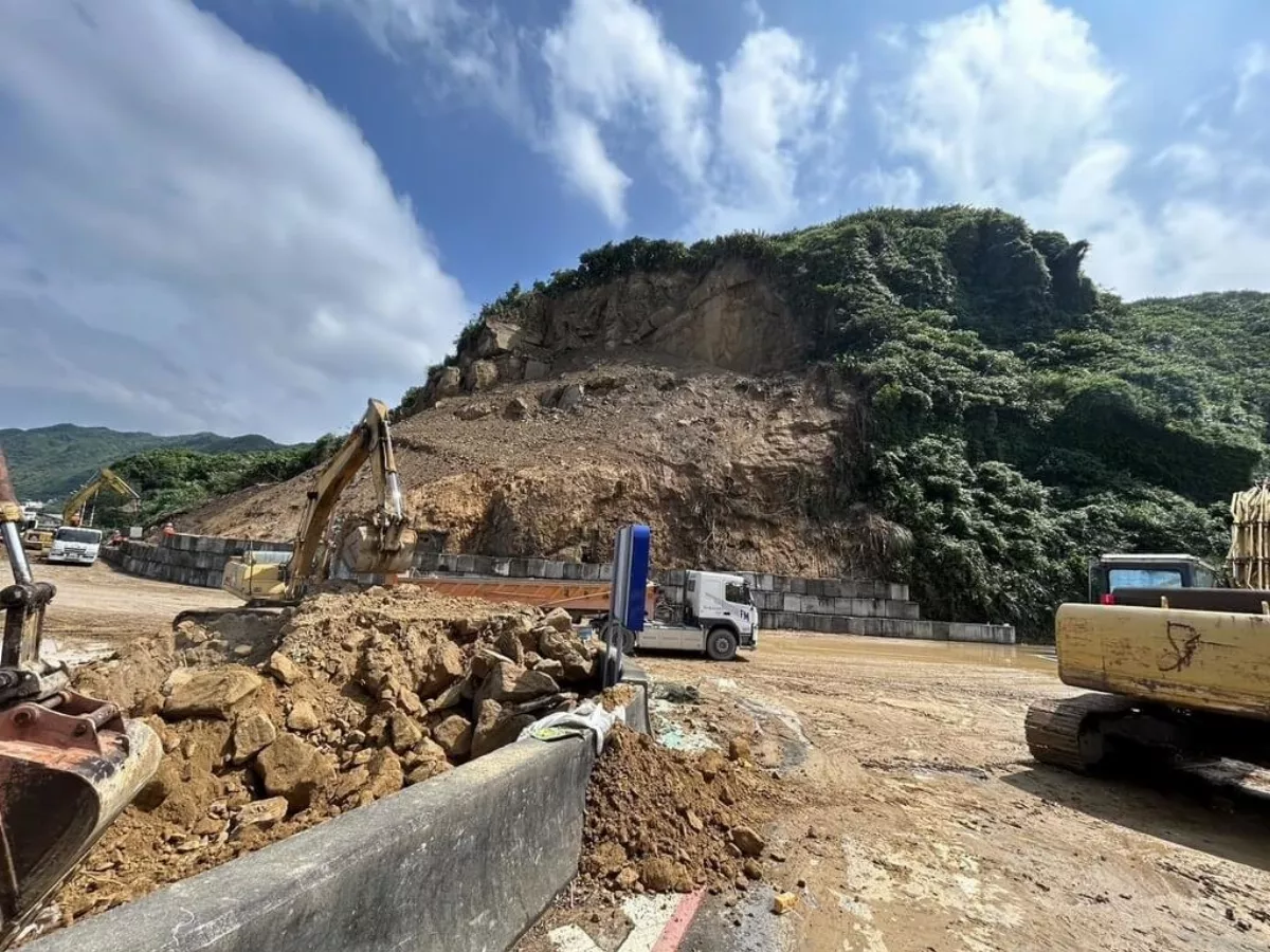 基隆潮境公園路口山崩土石 估今晚清完拚11日通車