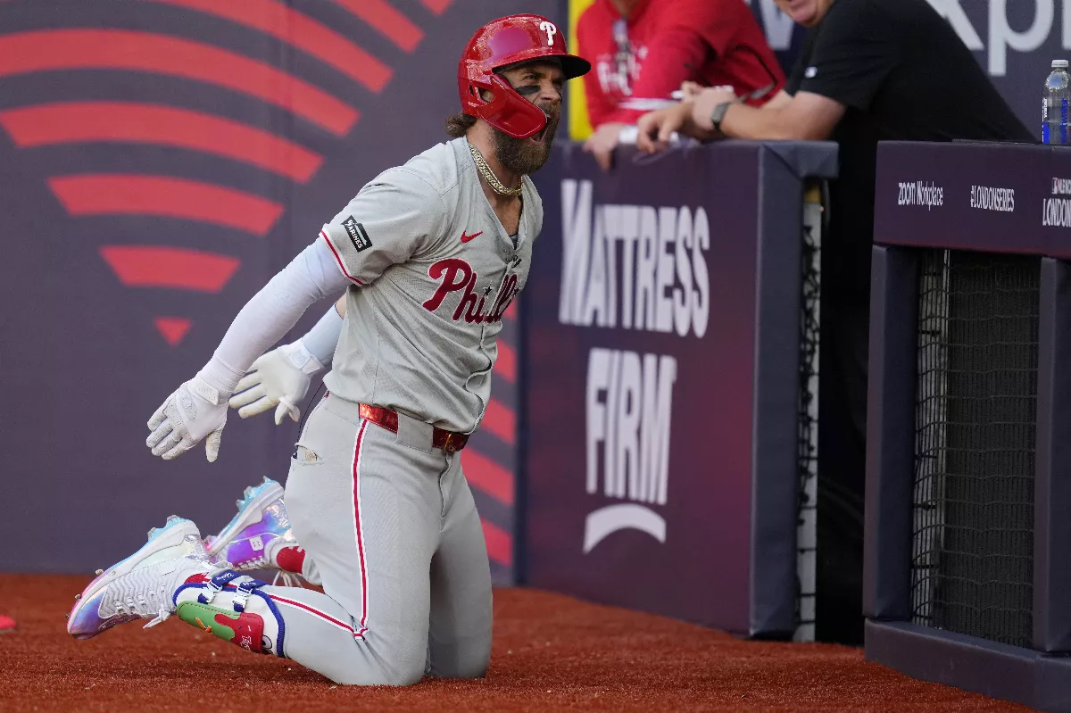 MLB／倫敦系列賽開轟 哈波仿效足球員滑草慶祝