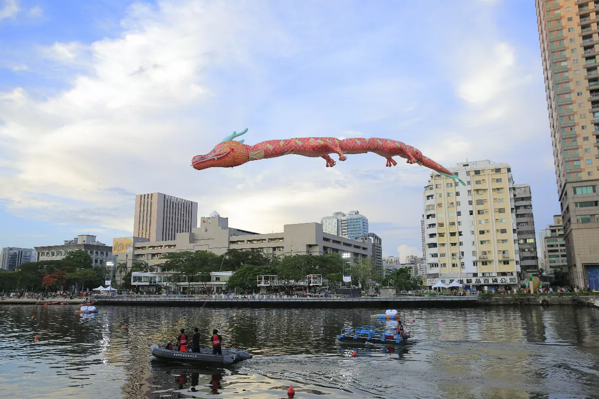 祥龍獻瑞驚豔全場　愛河龍舟嘉年華26萬人造訪