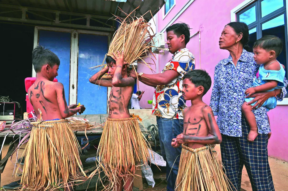 柬埔寨男童  盛裝祈福