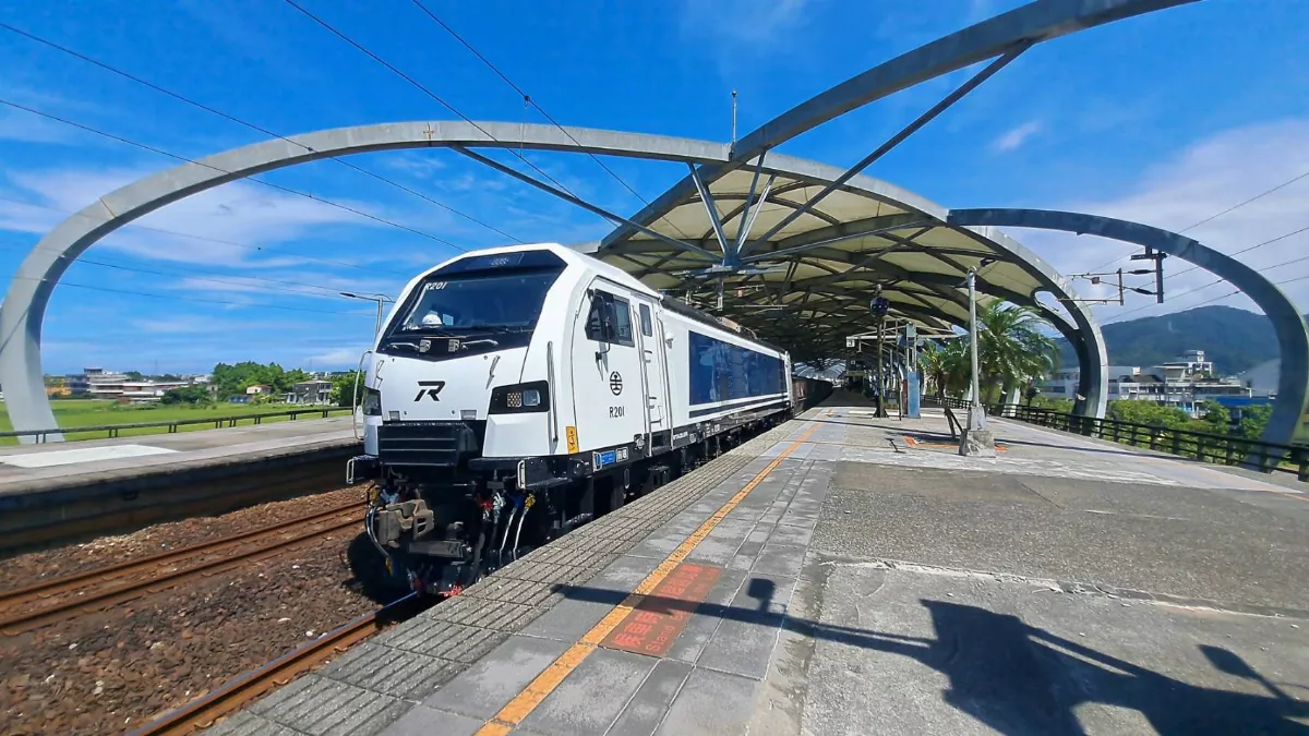 台鐵公司新購34輛R200柴電機車 19日於花蓮亮相首航