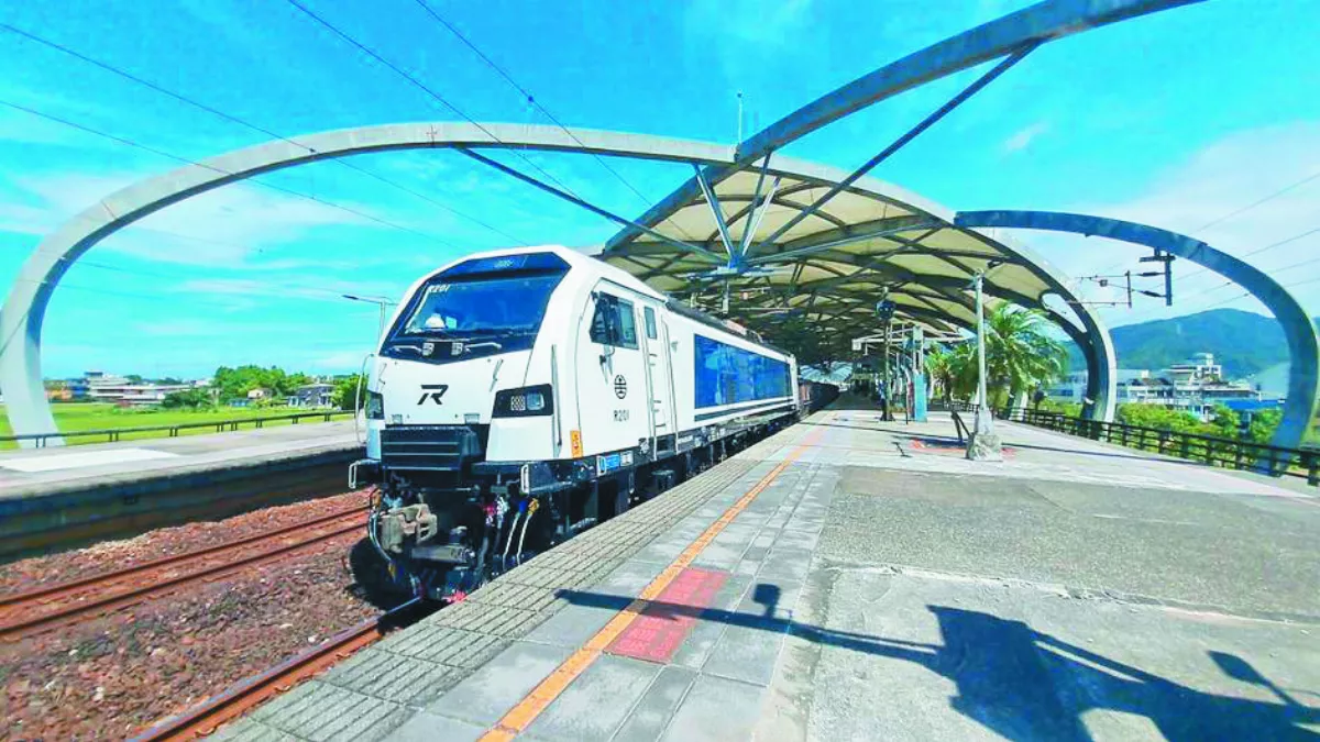 台鐵貨運新車 R200報到