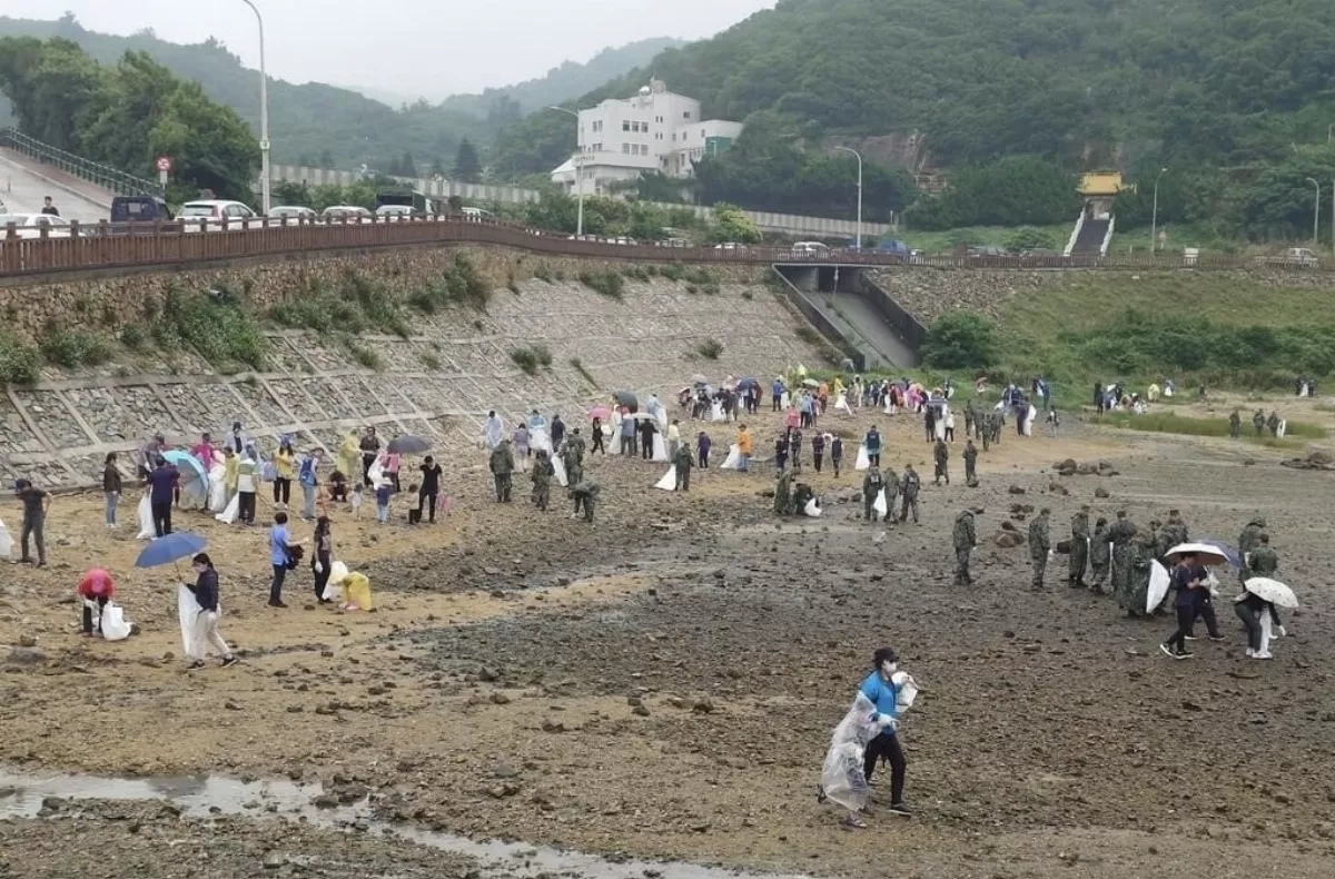 400軍民冒雨淨灘 馬祖南竿響應國家海洋日