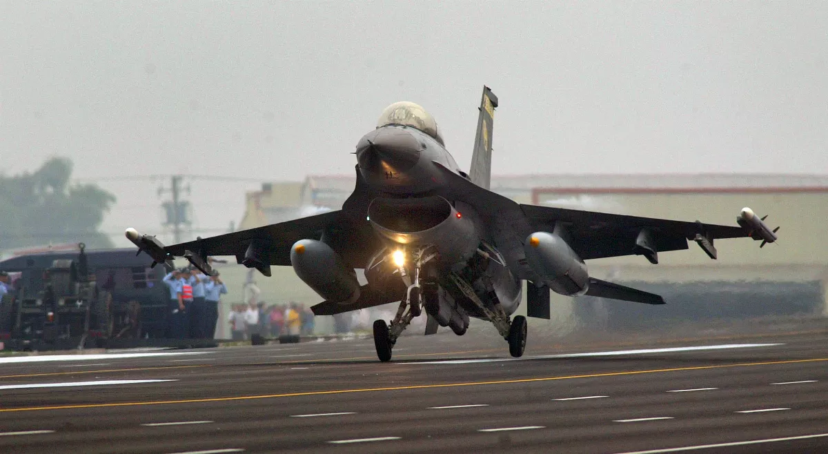 花蓮空軍基地F-16試飛 起落架異常急返航