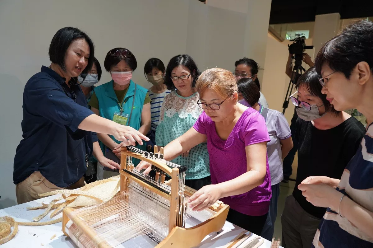 菜瓜布變身藝術品   纖博館展創意絲瓜絡編織