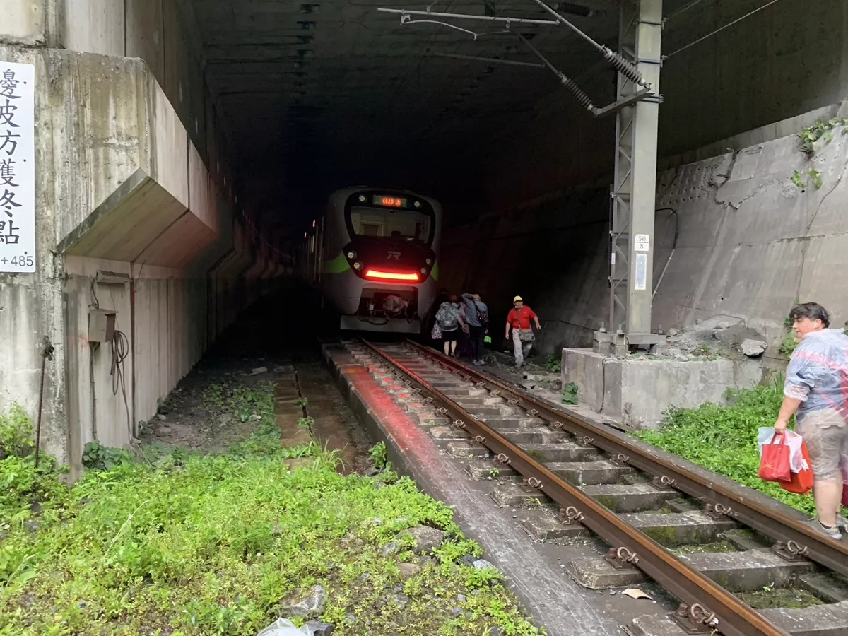 新自強號撞落石 徐榛蔚籲中央正視東部交通