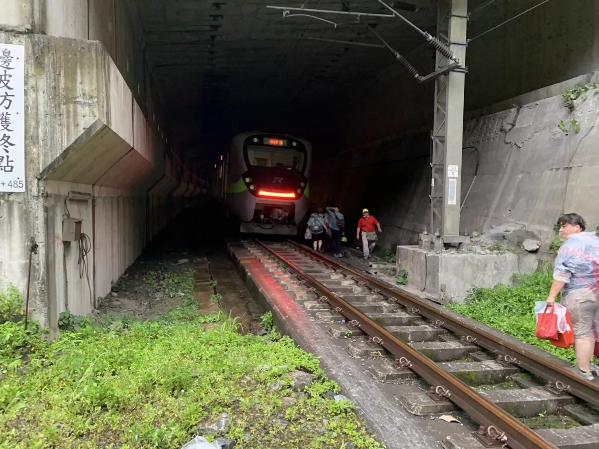 新自強號遇土石流 台鐵拚中午前全線通車