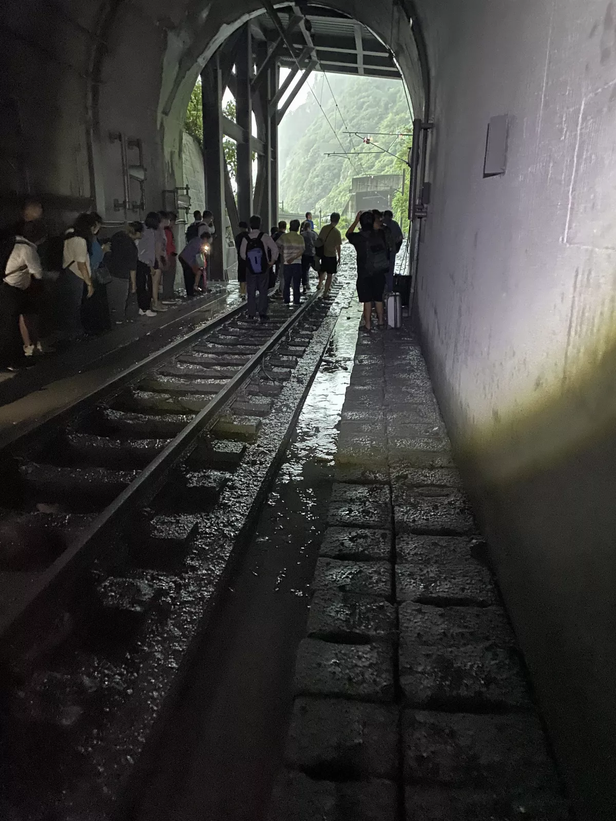 新自強號遇土石流 台鐵拚中午前全線通車