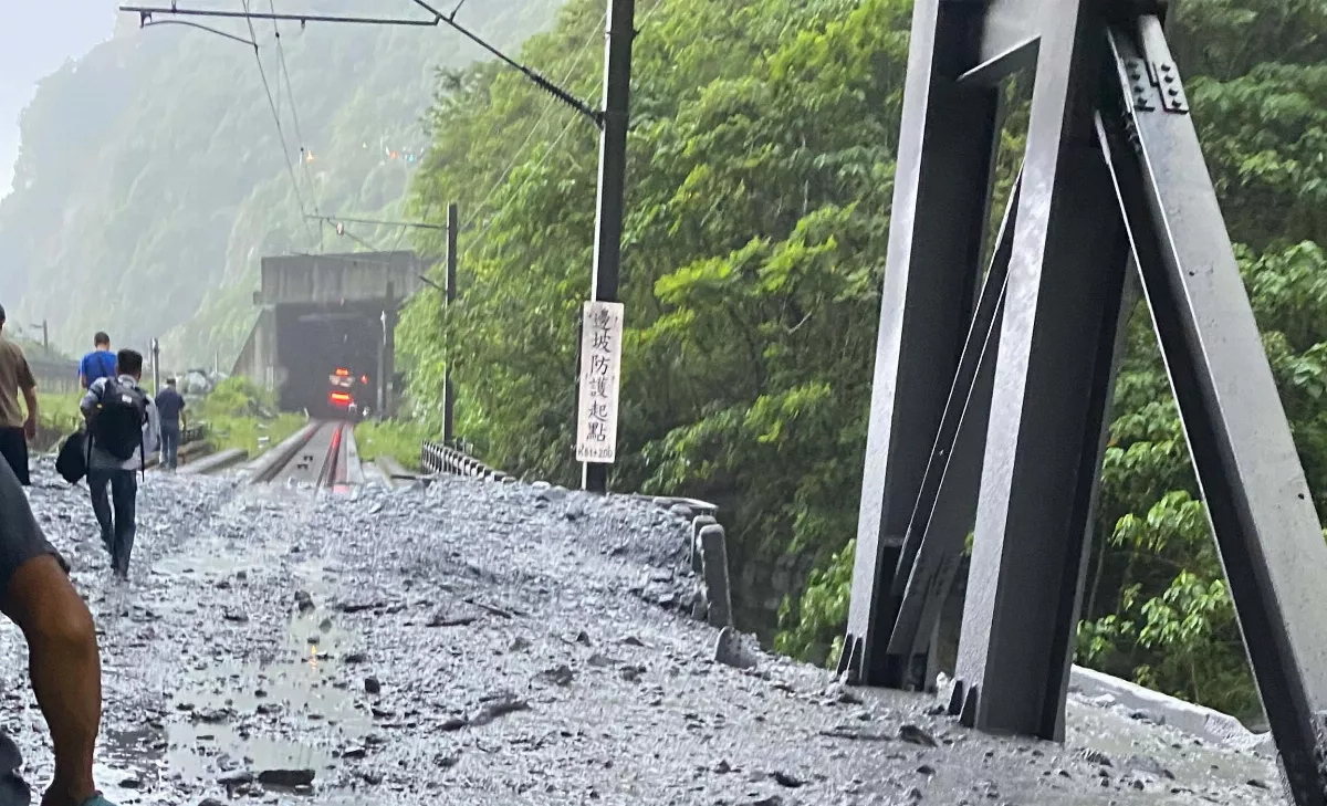 台鐵列車受土石流影響出軌 已強化監測及防範系統