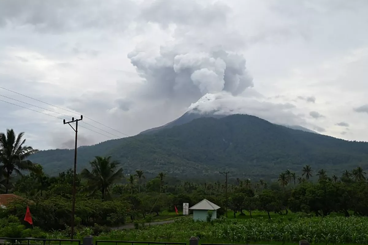 印尼火山爆發 佛羅雷斯島警戒狀態升至最高級