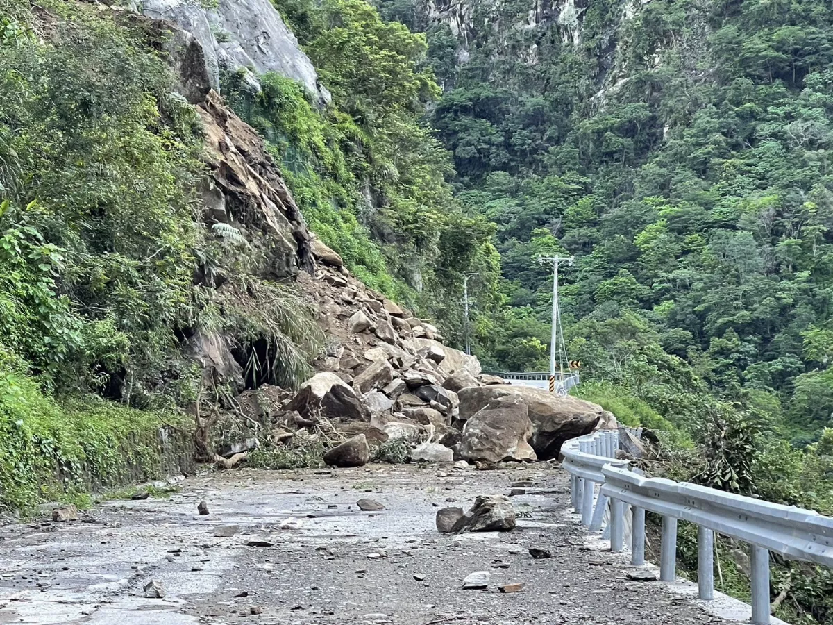 落石頻率高 中橫震後分階段管制