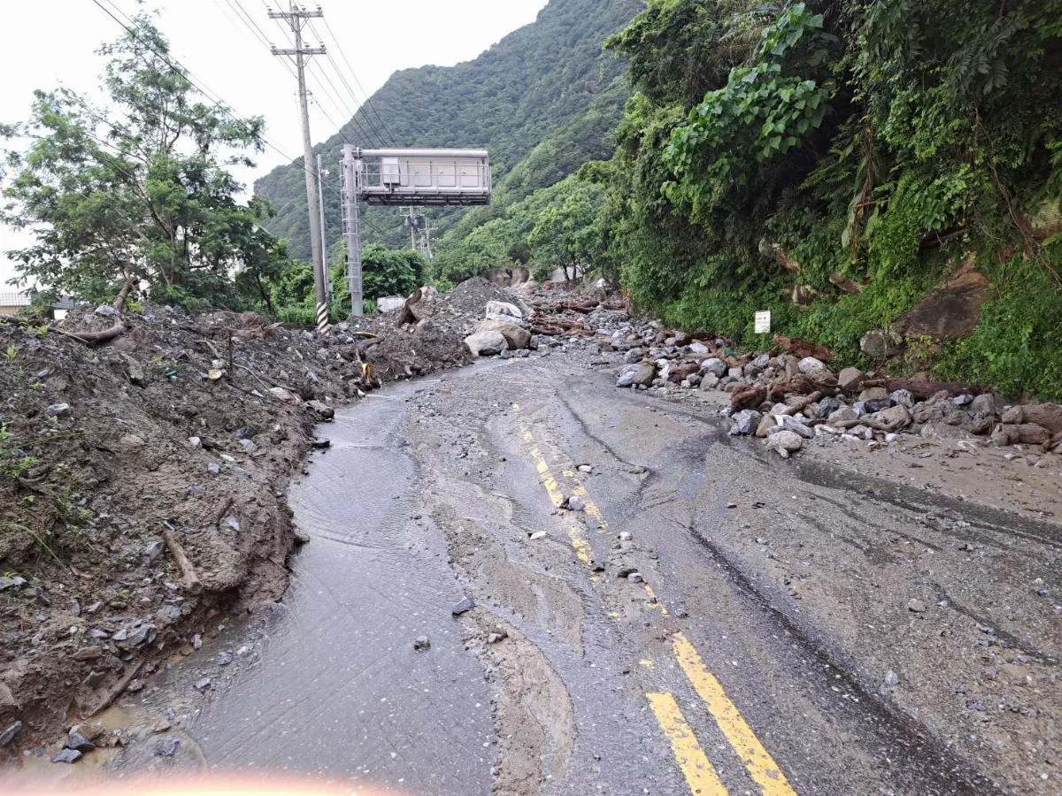 花蓮大雨公路局築土石牆阻土石溢流 台鐵後續密切監控