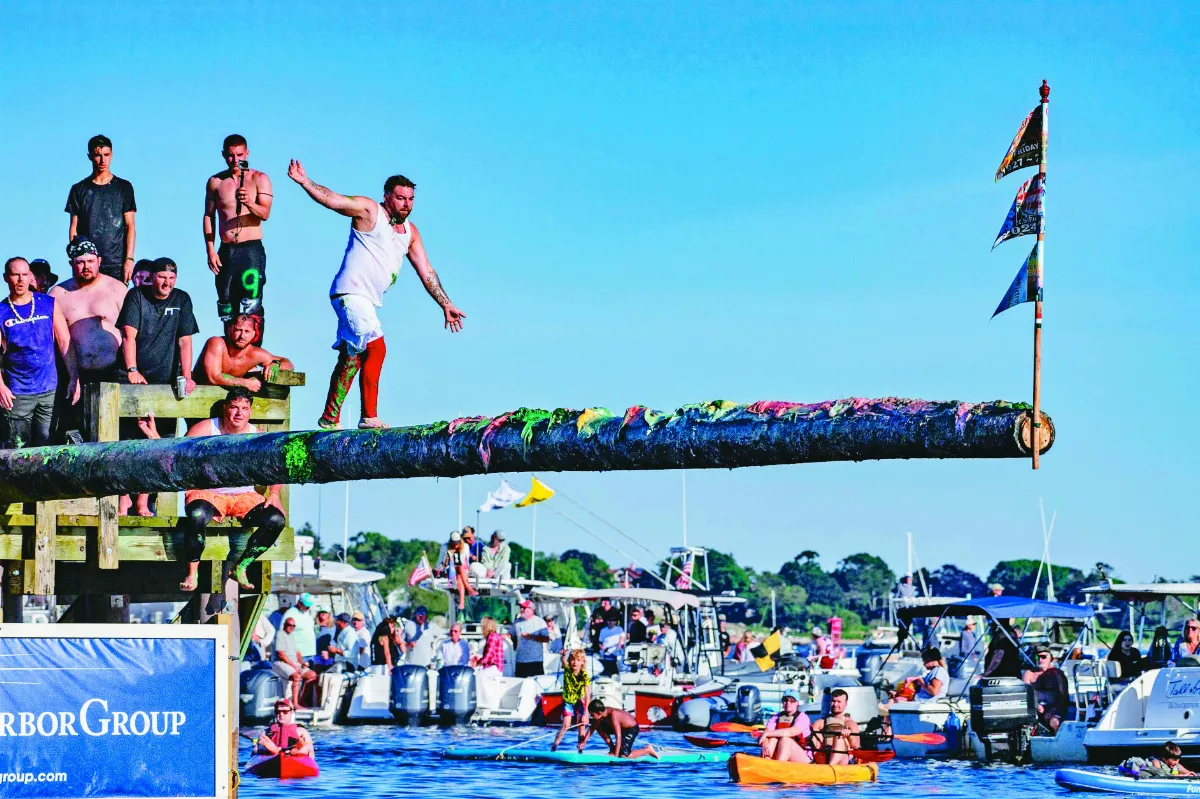 美油竿競賽 考驗平衡感