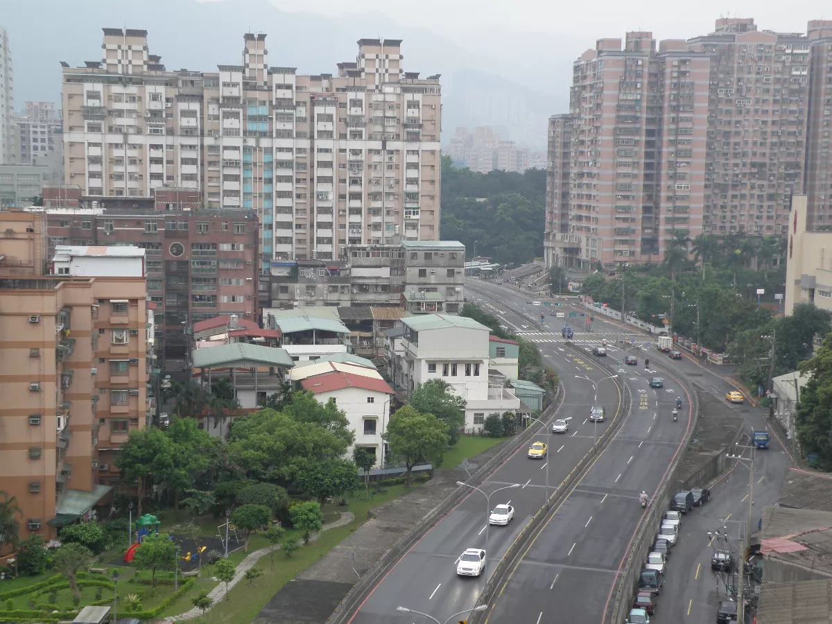 新北環快安坑段限速40引論戰 舒緩車潮與安全兩難