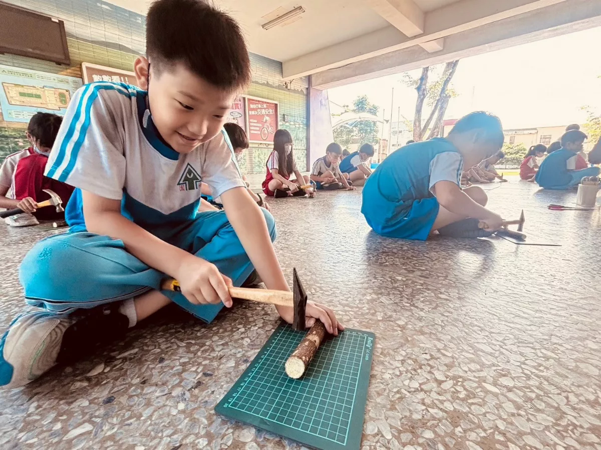 樹材藝想　構樹皮成小學生創作畫布媒材