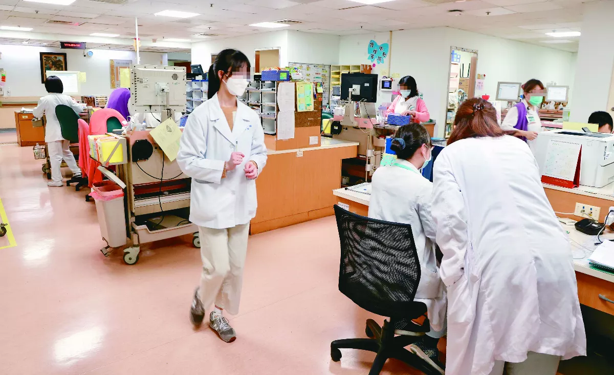 政院推三班護病比入法 拚2030年增7萬名護理師