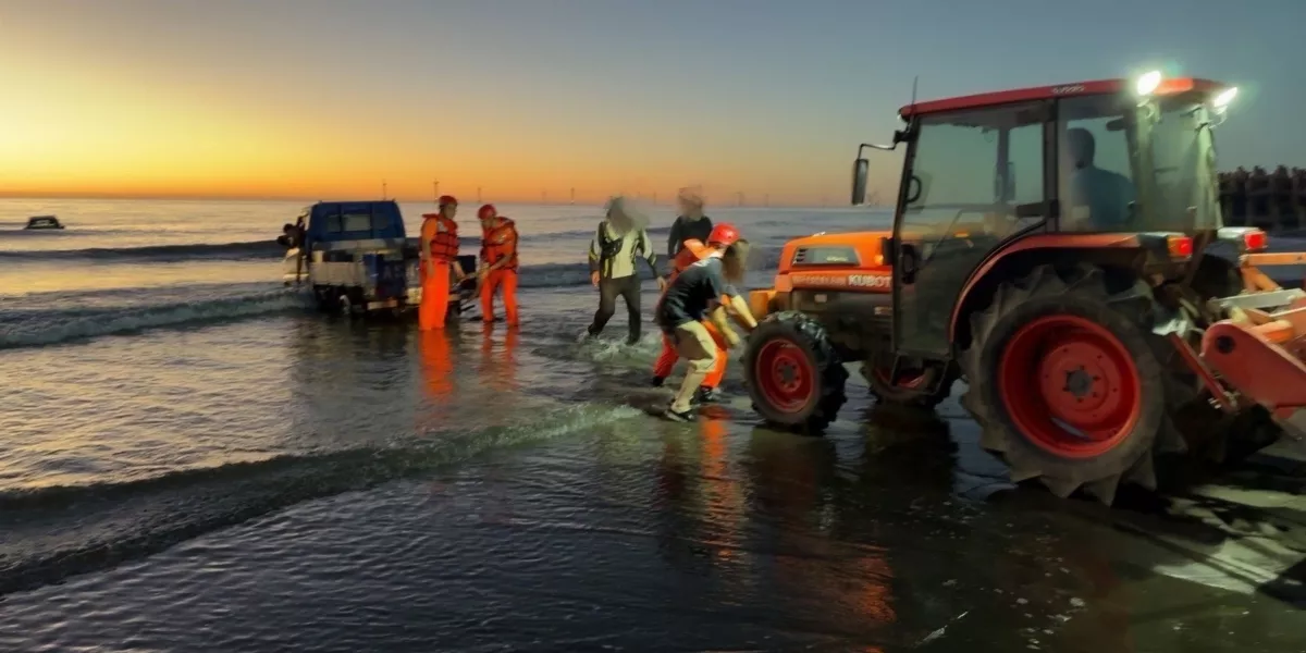 後龍海灘又見車輛受困 救援車引擎燒毀也遭殃