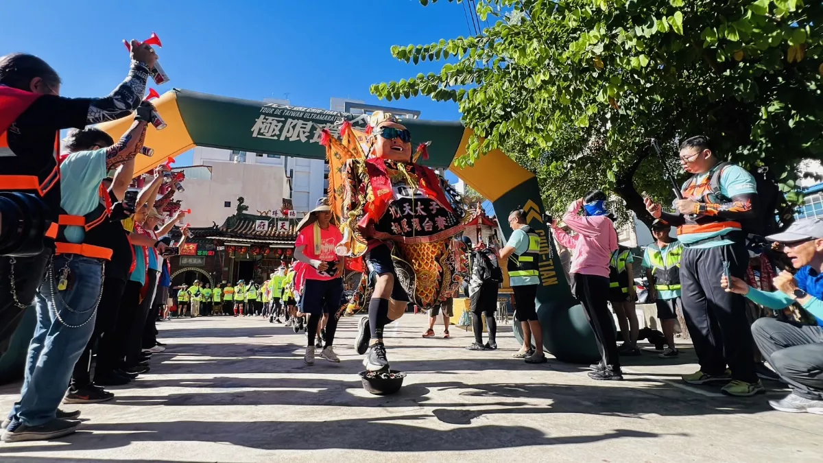 扛神偶28天環台　雄中同學不畏烈豔喊堅持到底