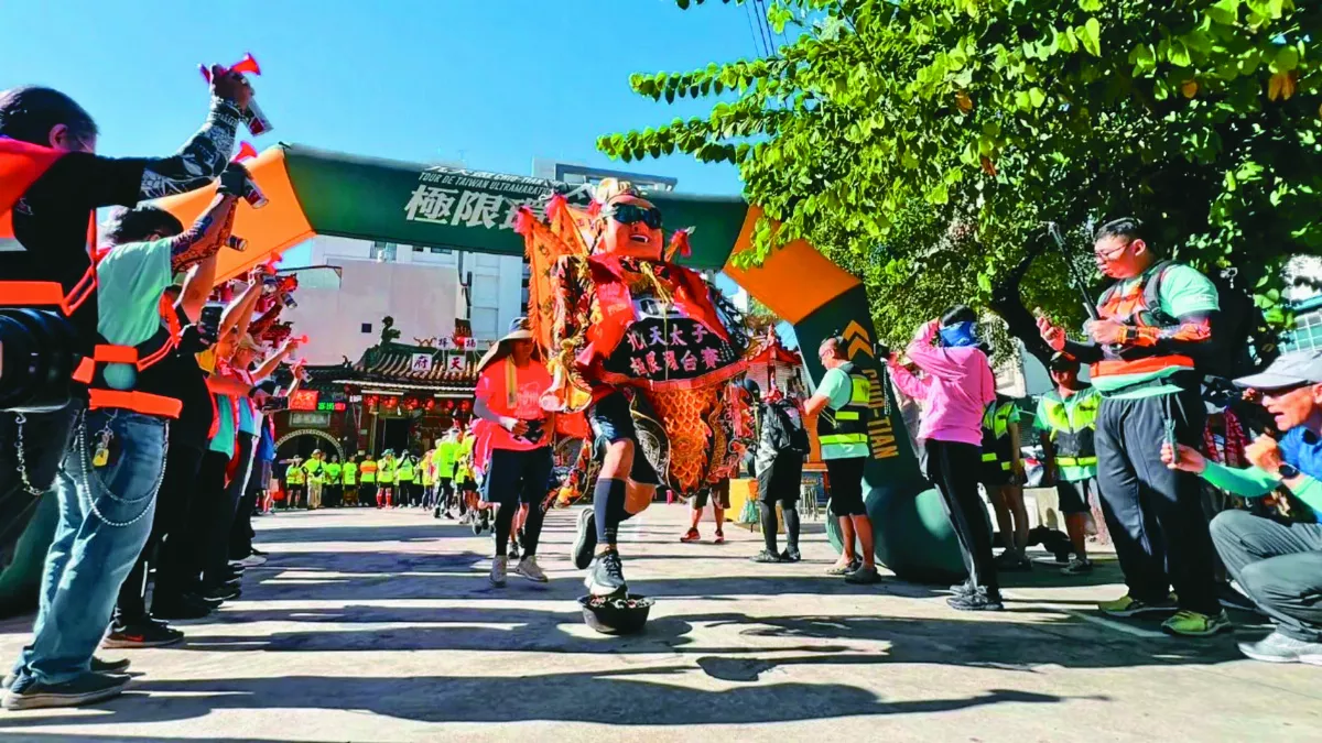  雄中學生  扛神偶環台