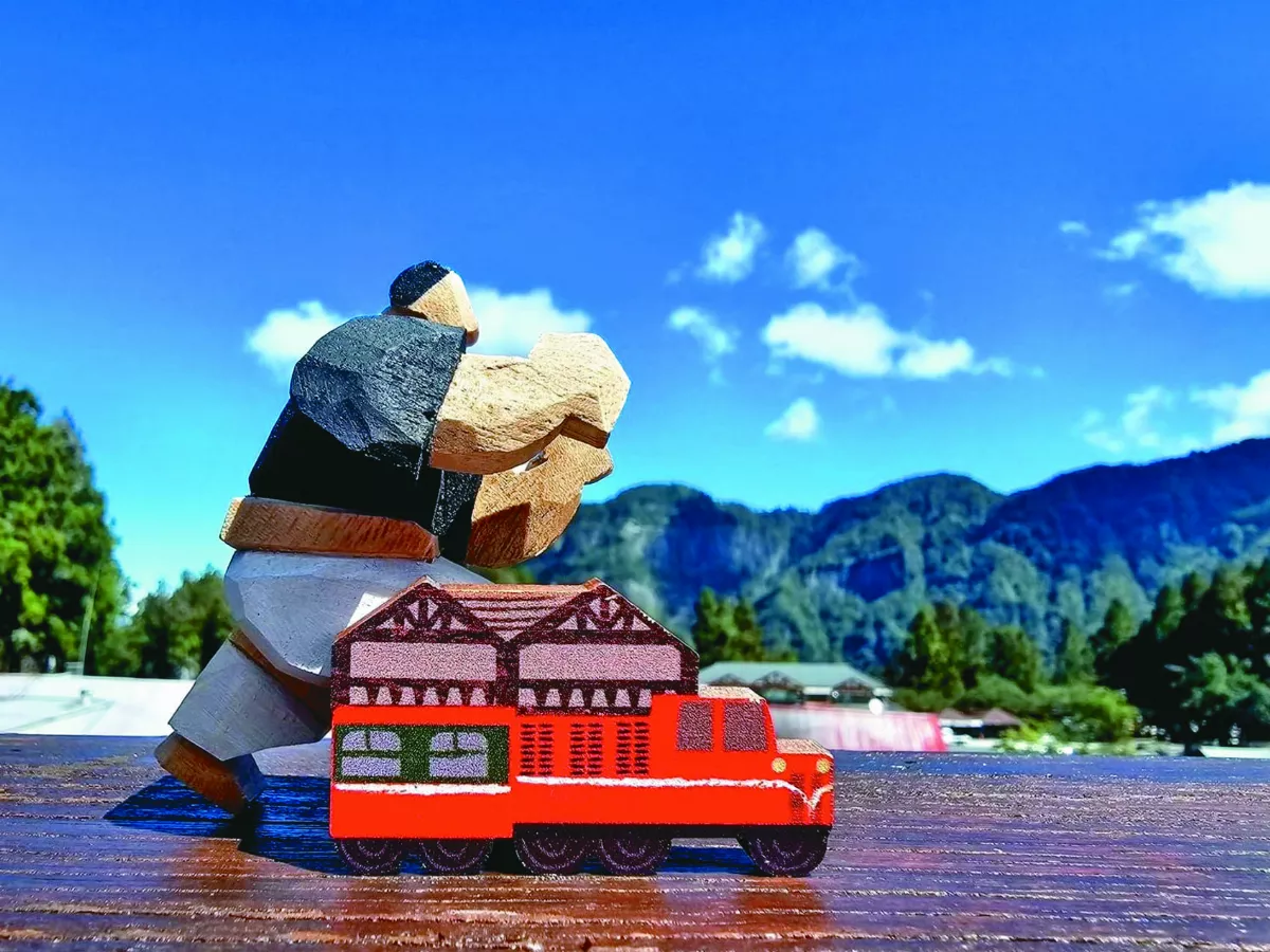 阿里山車站 推限量樟木公仔