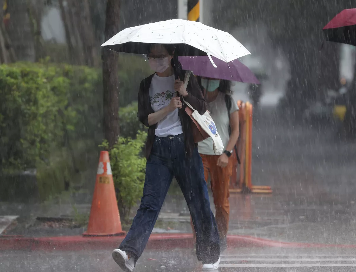 明起午後雷陣雨3階段變化 9縣市豪大雨特報