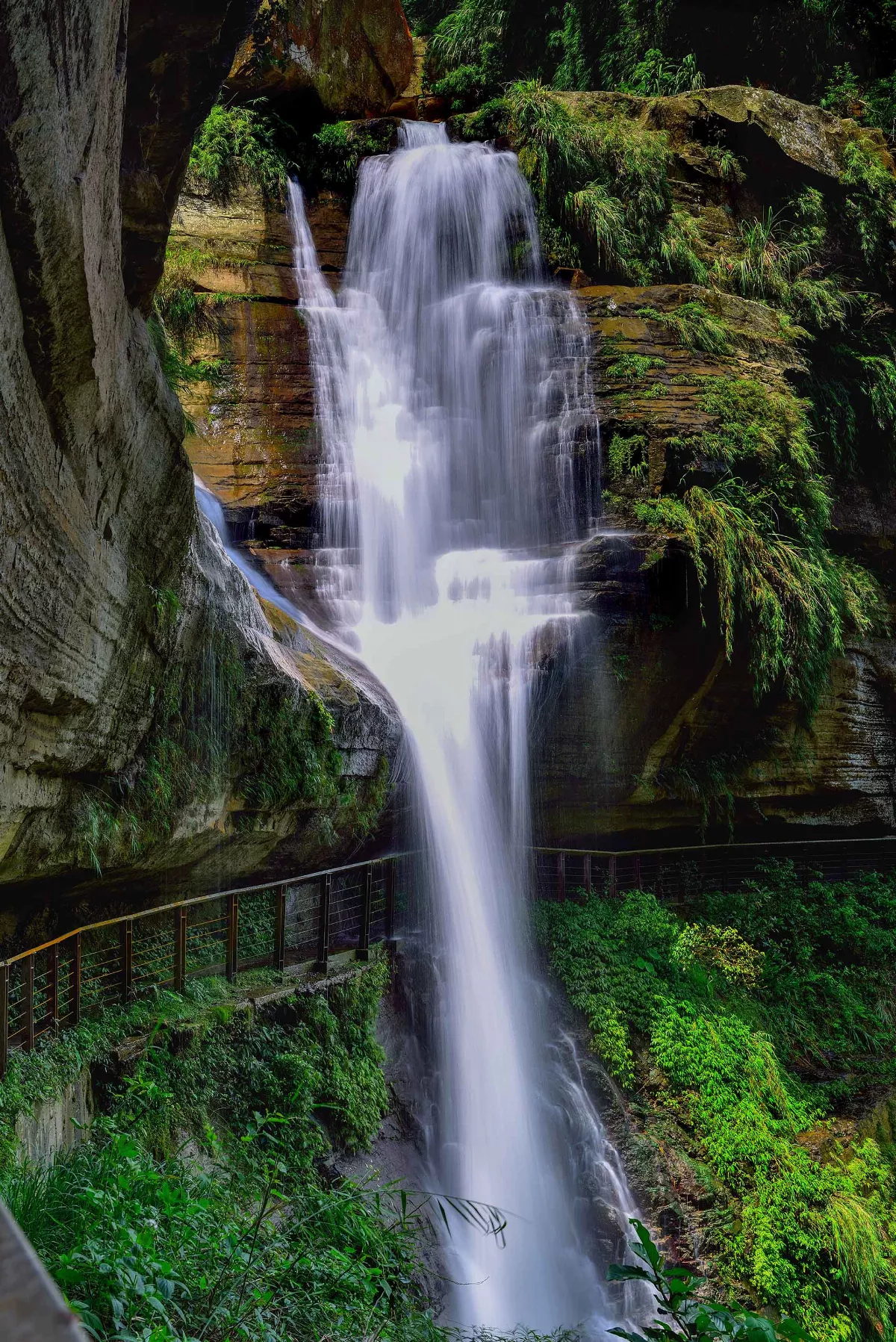 穿越瀑布的沁涼 嘉縣推消暑二步道