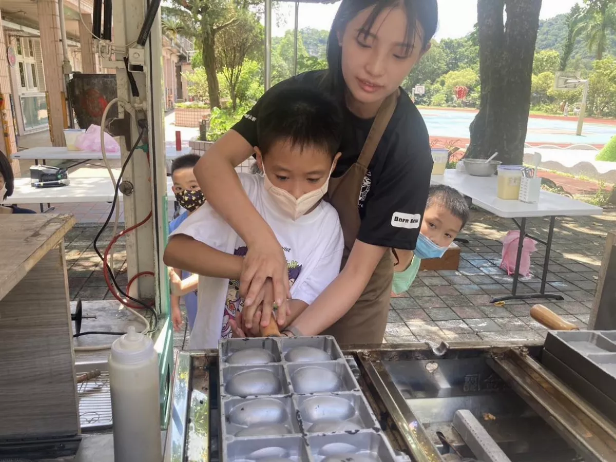 餐車駛進偏鄉 培力少年伴弱勢孩童做雞蛋糕