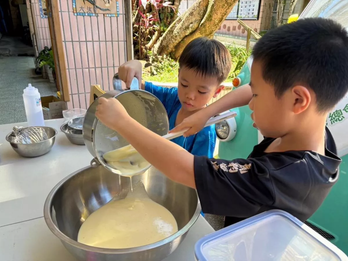 餐車駛進偏鄉 培力少年伴弱勢孩童做雞蛋糕