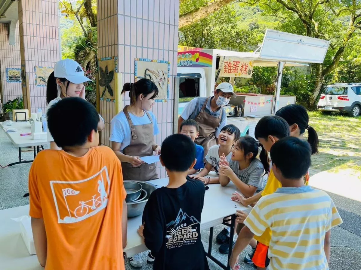 餐車駛進偏鄉 培力少年伴弱勢孩童做雞蛋糕