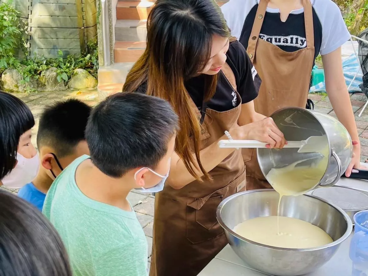 餐車駛進偏鄉 培力少年伴弱勢孩童做雞蛋糕