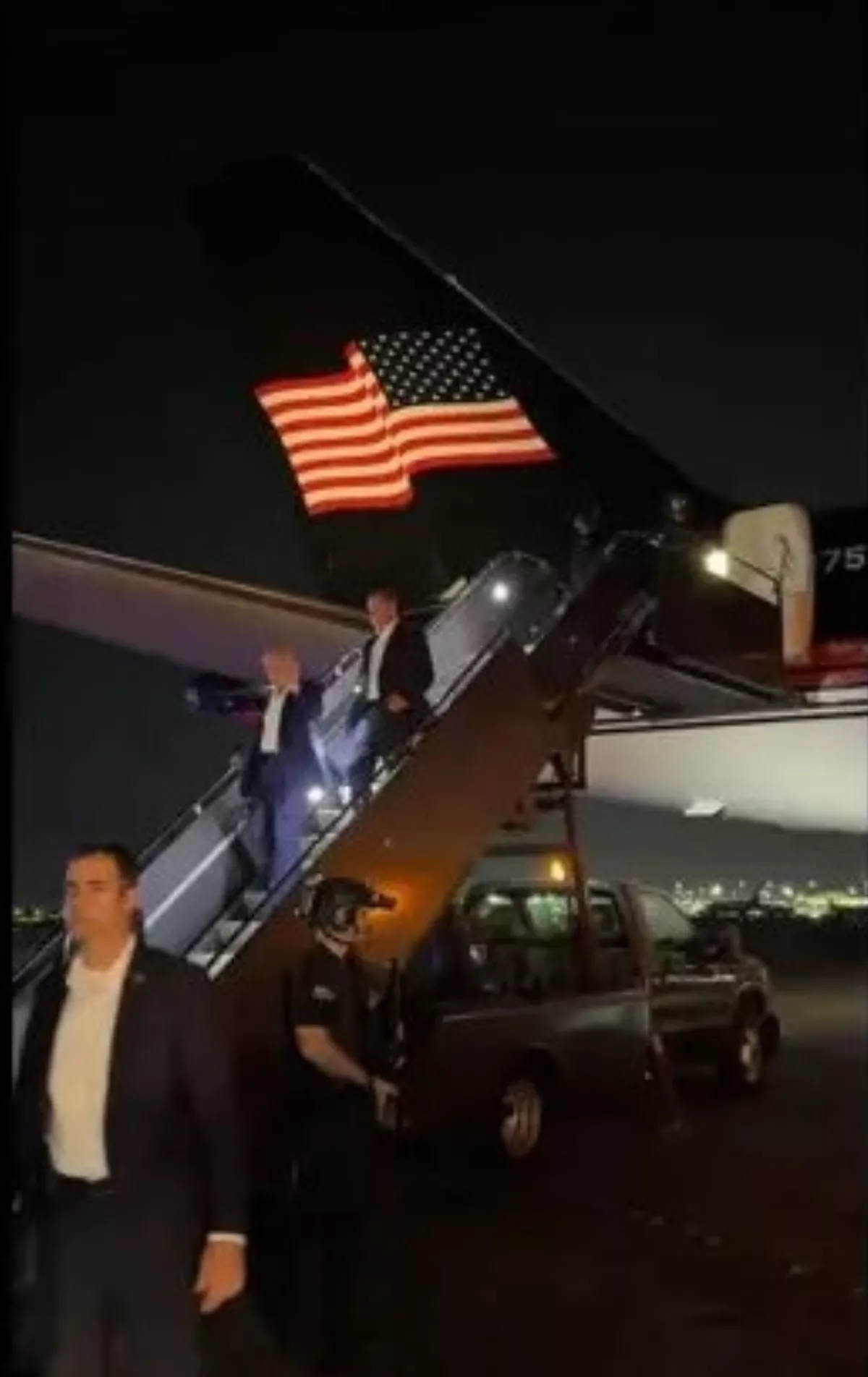 川普遇刺後首現身 頭部未見包紮