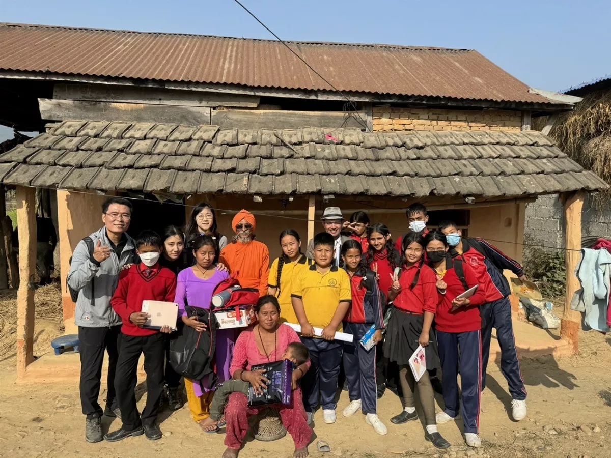 教育愛與專業實踐  國際史懷哲登上尼泊爾高山