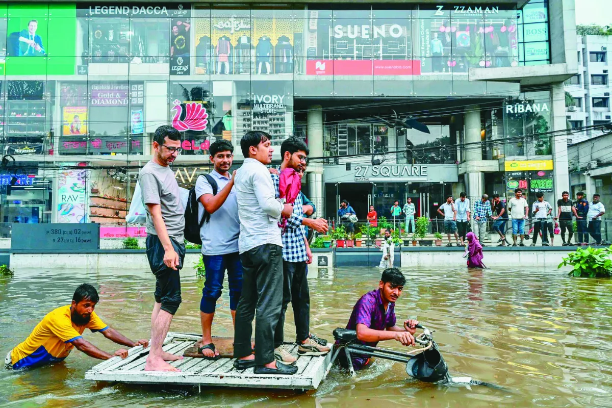 孟加拉豪雨 站三輪車渡水