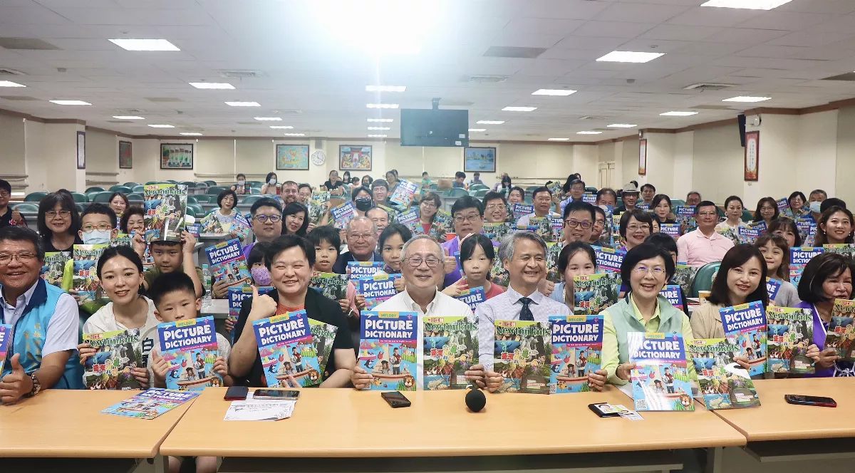 助攻英語、科技能力　高市企業贈4萬冊教材