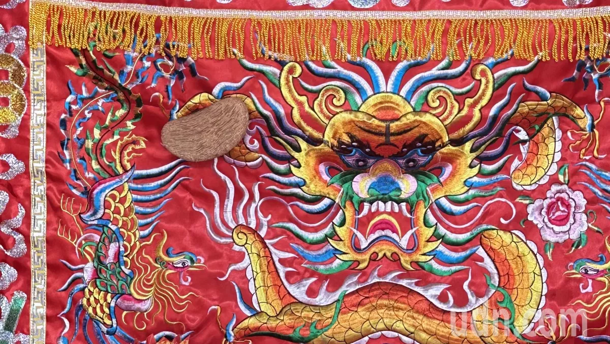 彰化南安寺有奇景   擲筊「1筊」掛八仙彩桌裙