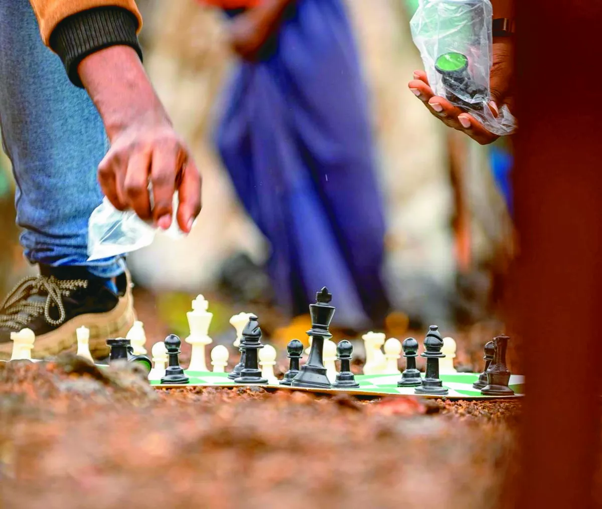 席地下棋 撫慰難民童心靈