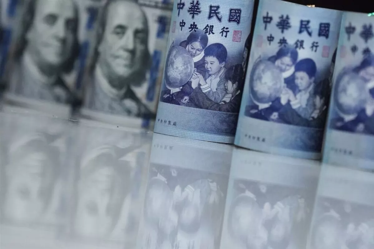 股匯雙殺探逾8年新低 新台幣爆量重貶收32.73元