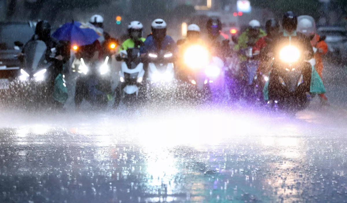 氣象署發布大雨特報 7縣市慎防劇烈降雨