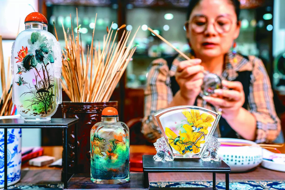 滇派內畫 雲南風光嵌小瓶內