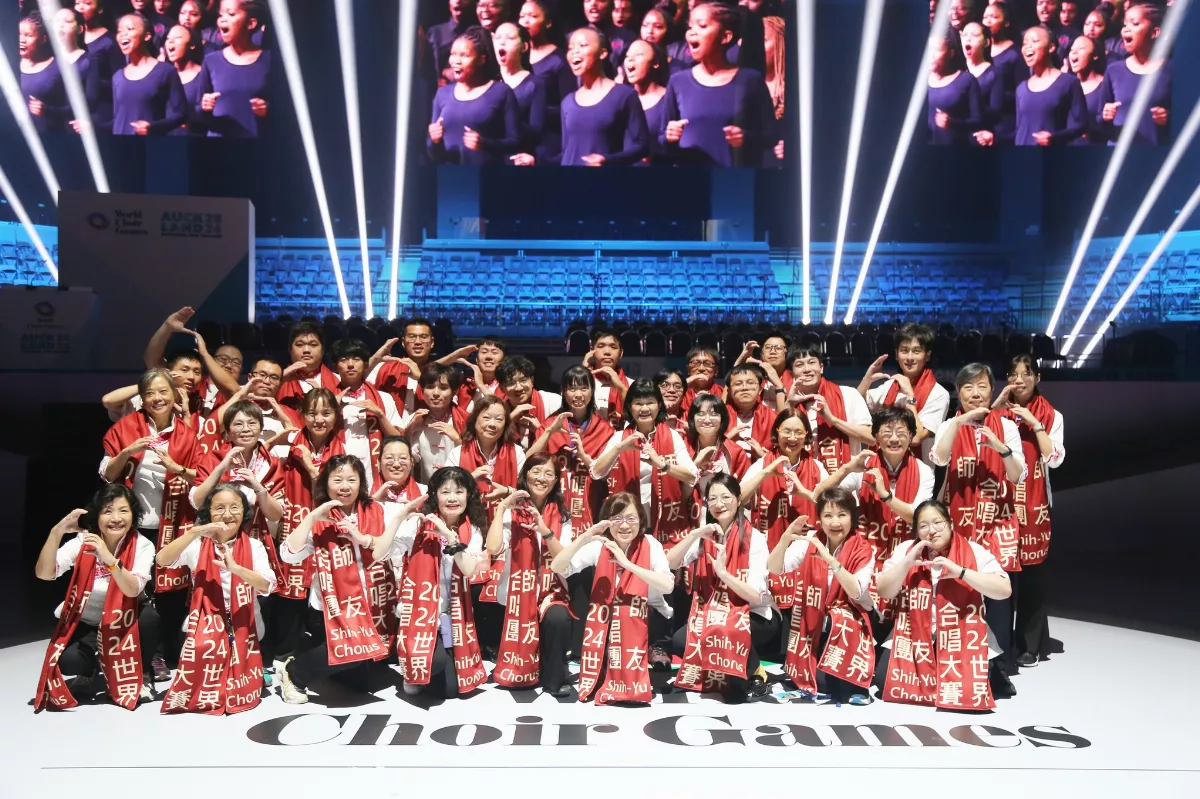 世界合唱大賽 師友合唱團穿金戴銀