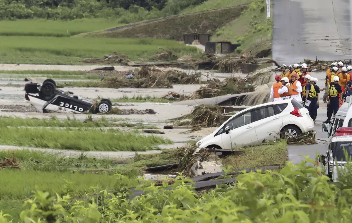 日本東北豪雨   警車被大水沖走員警失聯