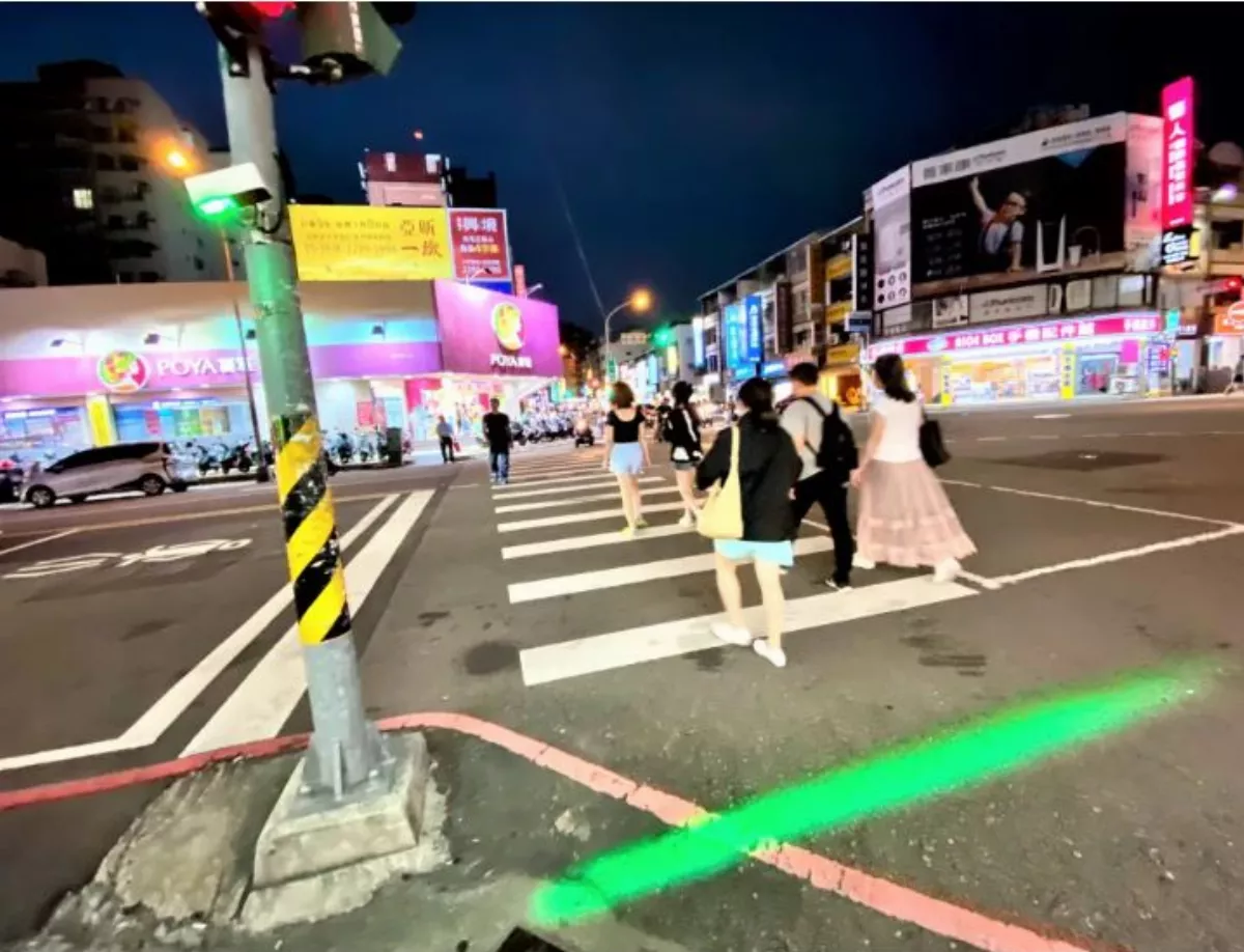 台中試辦投影式紅綠燈 增提醒「低頭族」光源