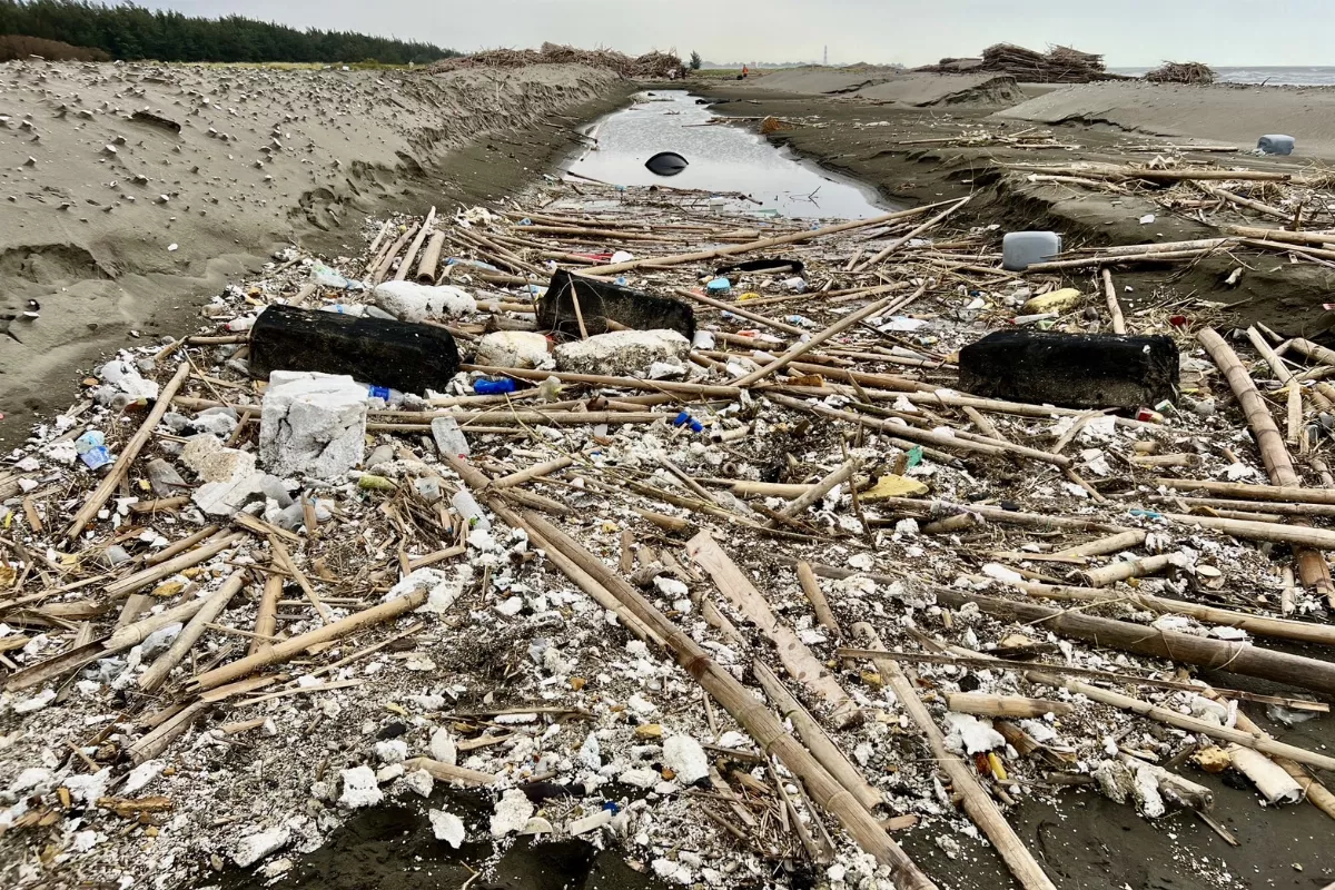 風雨後台南海濱布滿垃圾 環團：做好國土計畫防不當開發