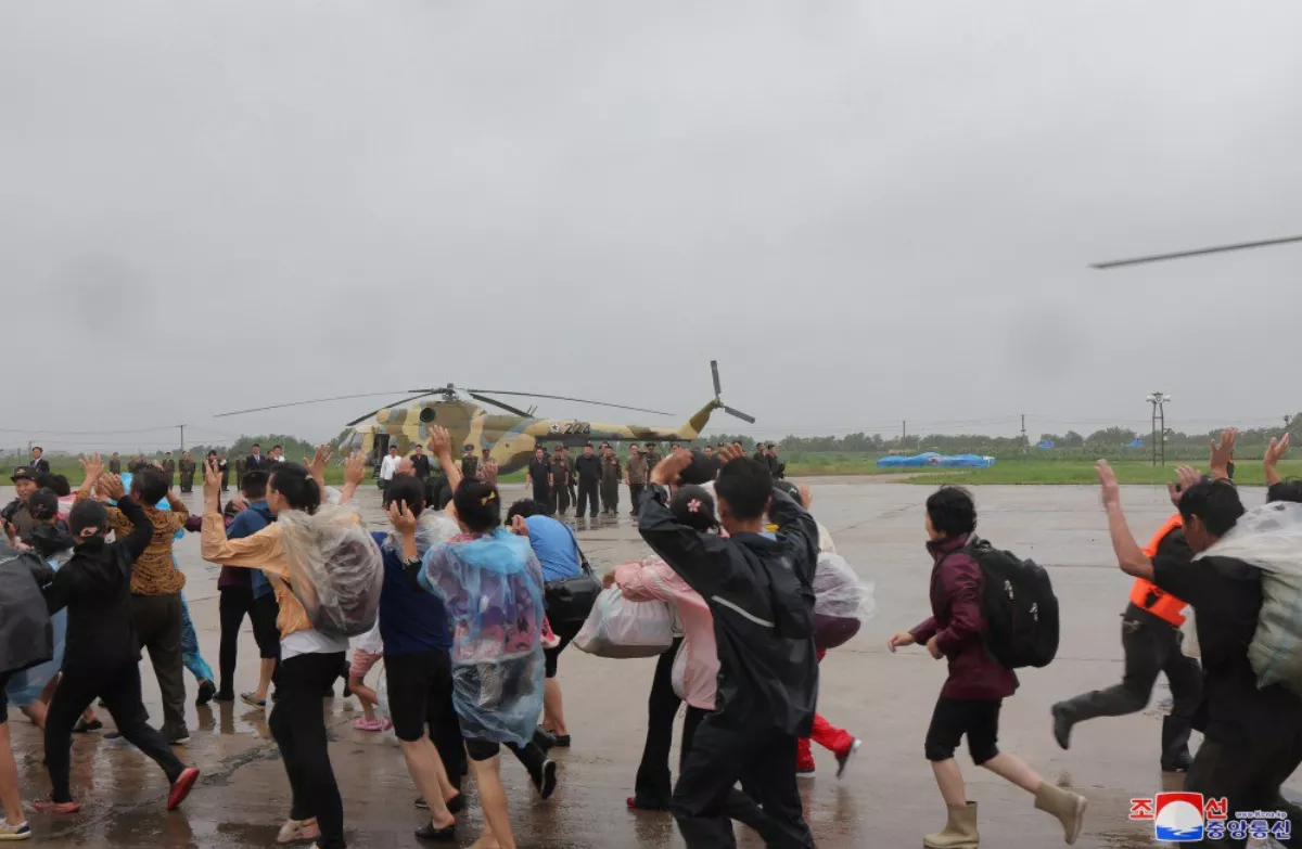 北韓洪災5000人受困  金正恩派軍用直升機救援