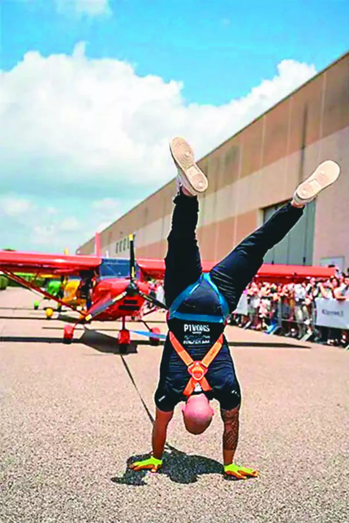 倒立行走 拉動3架小飛機破紀錄