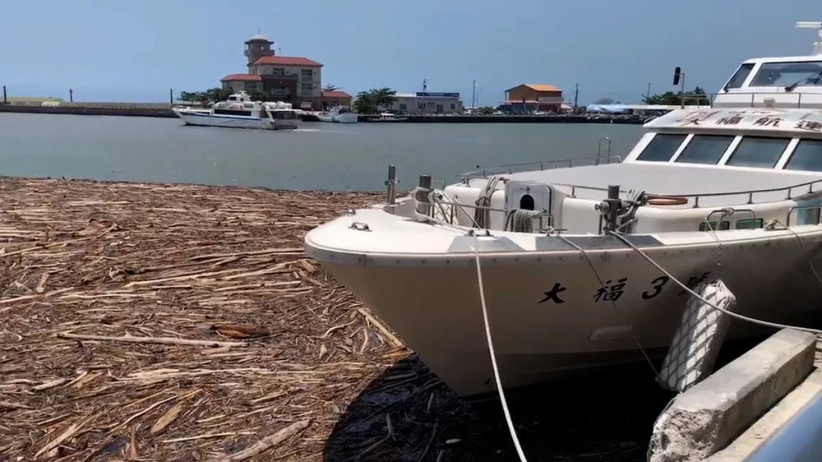 小琉球鹽琉線新候船室 漂流木阻航道影響營運