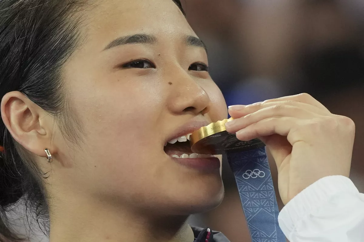 奧運／直落二退何冰嬌 羽球安洗瑩女單摘金