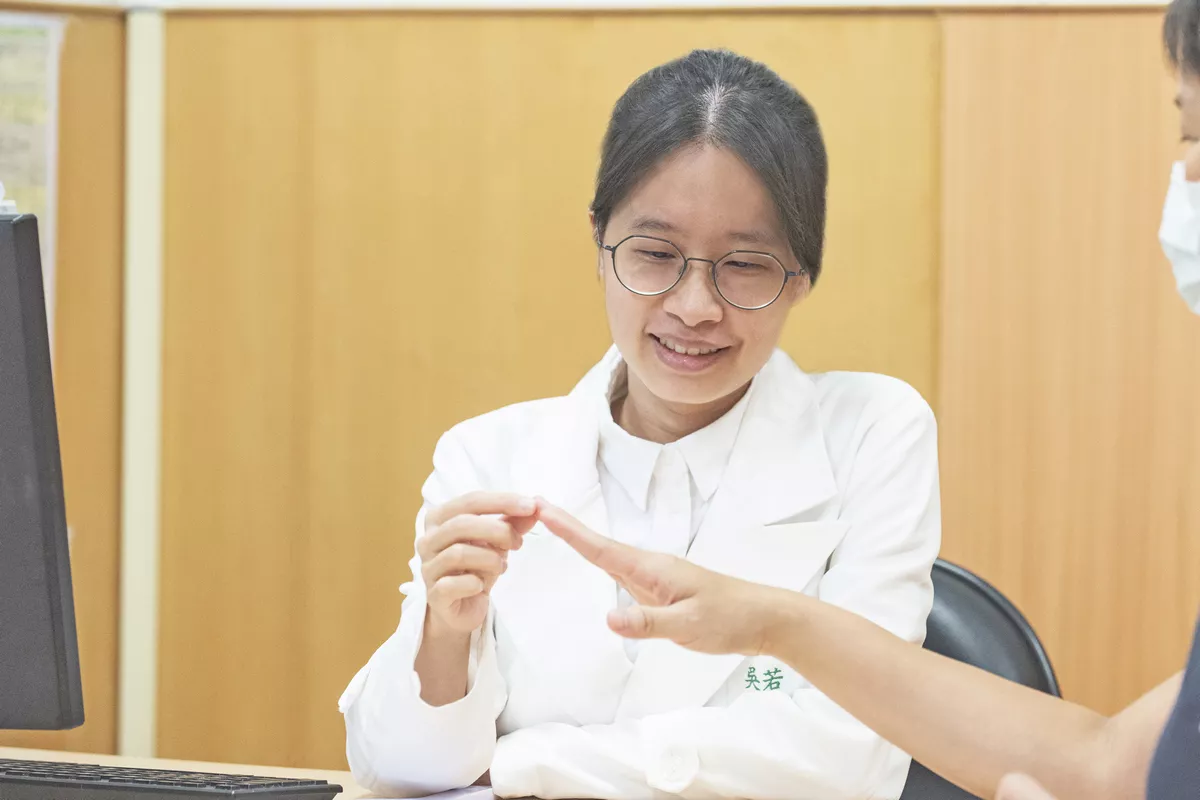 手指關節莫名腫脹 男大生罹罕見指部厚皮症